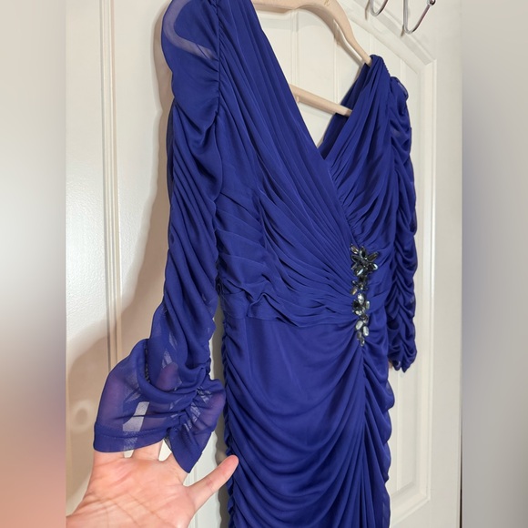 T.CAROLYN 👑 Majestic Floor-Length Formal Dress 💙 (Size 10) - Picture 5 of 11